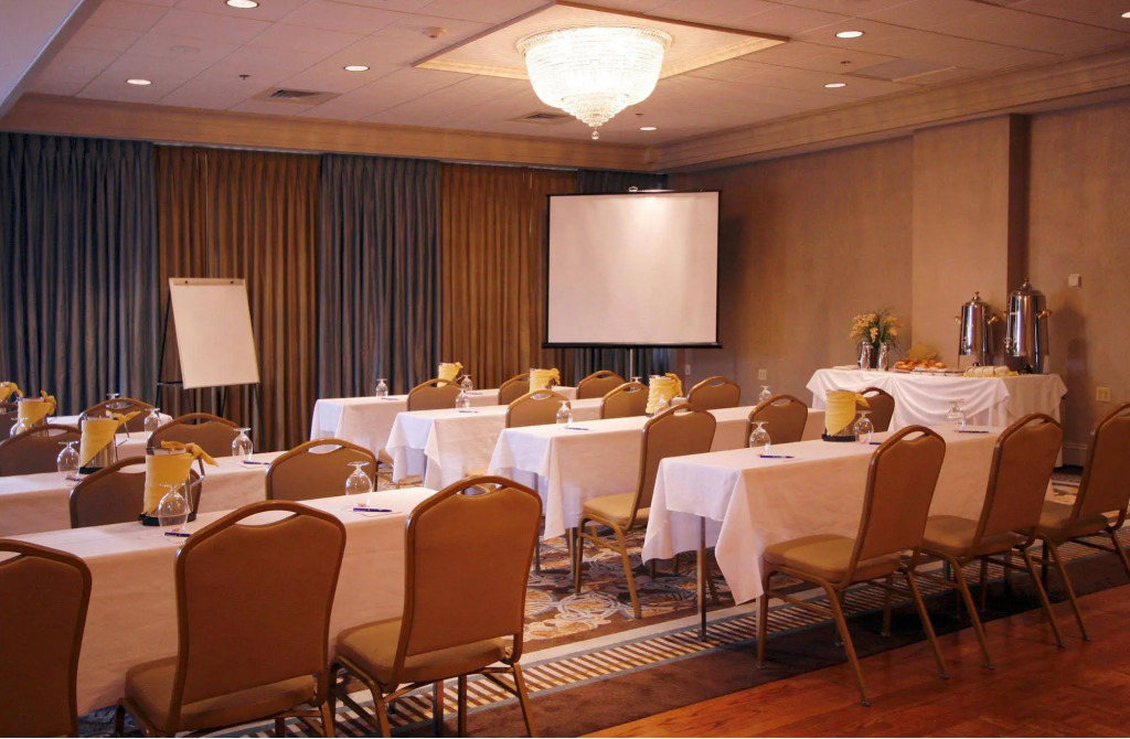 Salem Waterfront Hotel & Suites