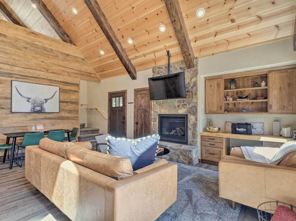 Woodsy Retreat: Modern Mi-Wuk Village Cabin