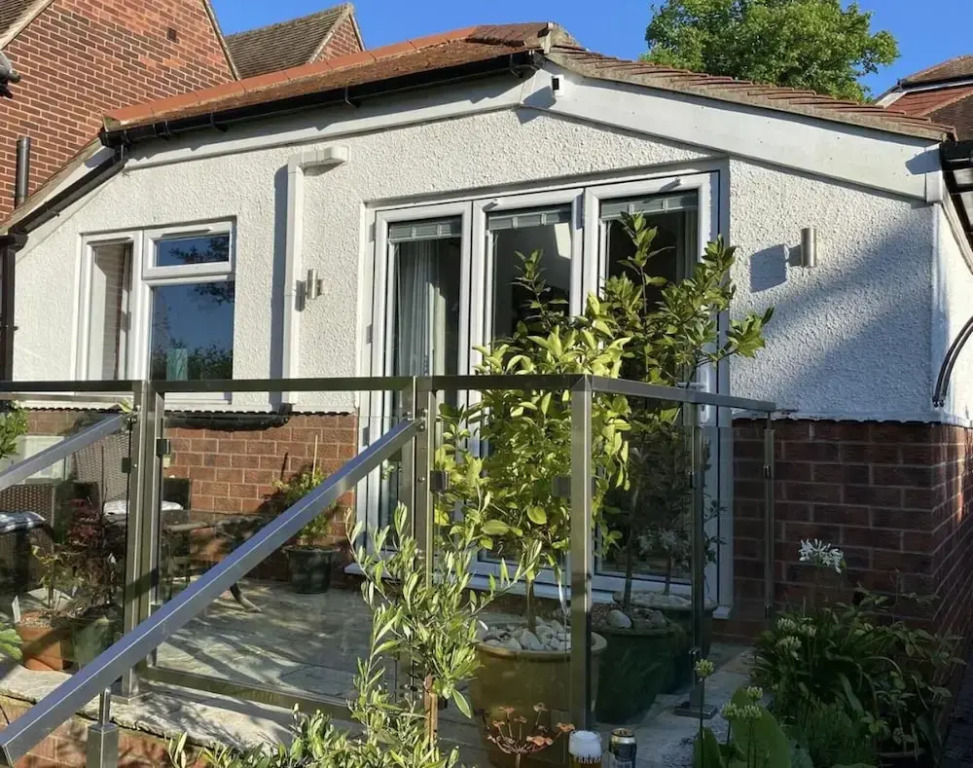 Self Contained, 2 Person dog Friendly Apartment. Free Parking