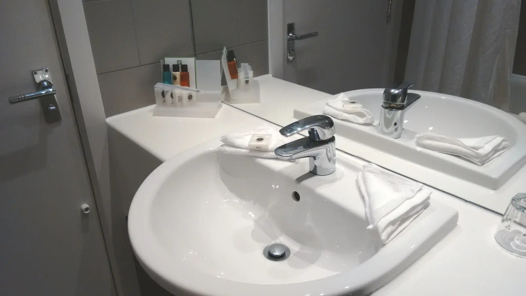 Holiday Inn Edinburgh Zoo by IHG