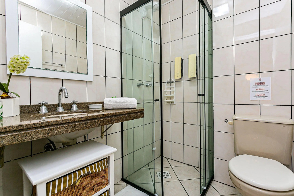 Apto com sacada e churrasq 260m Praia Brava COI302