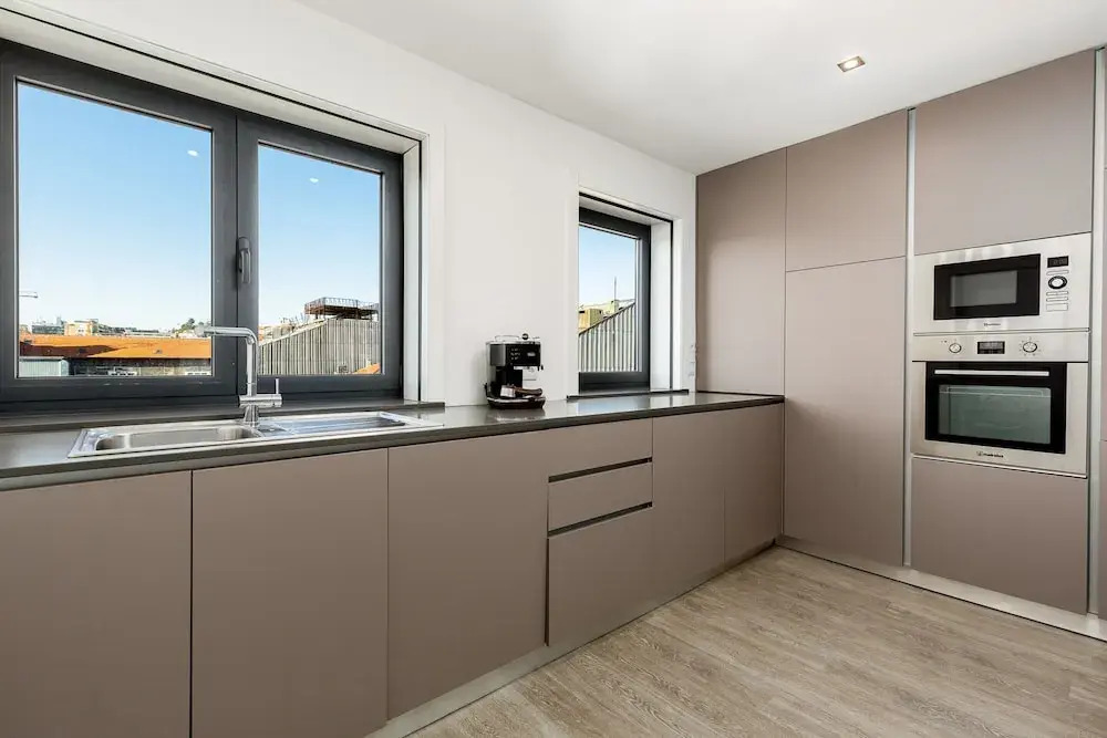 Spacious 4-Bedroom Apartment in Porto