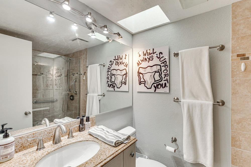 2 Mi to Dtwn! Snowbird Gem w/ Pool in Palm Springs