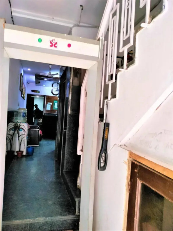 Hotel White Palace,Nizamuddin Railway Station