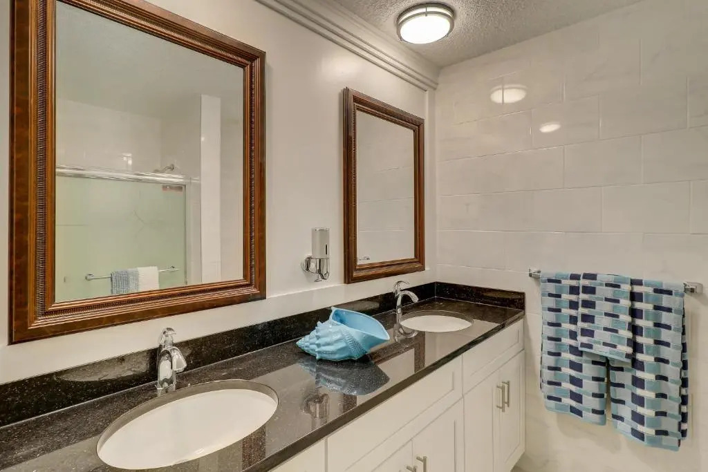 #61 Beautiful Condo Ideal Location 2BDR/2 Parkings
