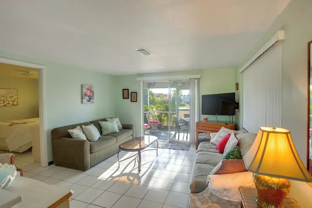 Golf, Shop & Relax: Englewood Retreat w/ Lanai!