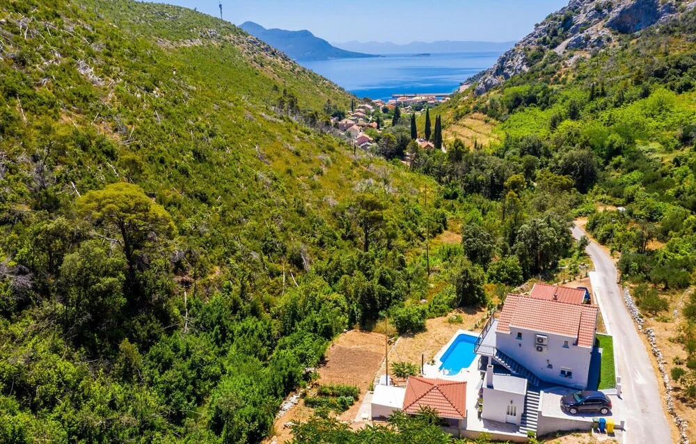 Luxurious Home In Trstenik
