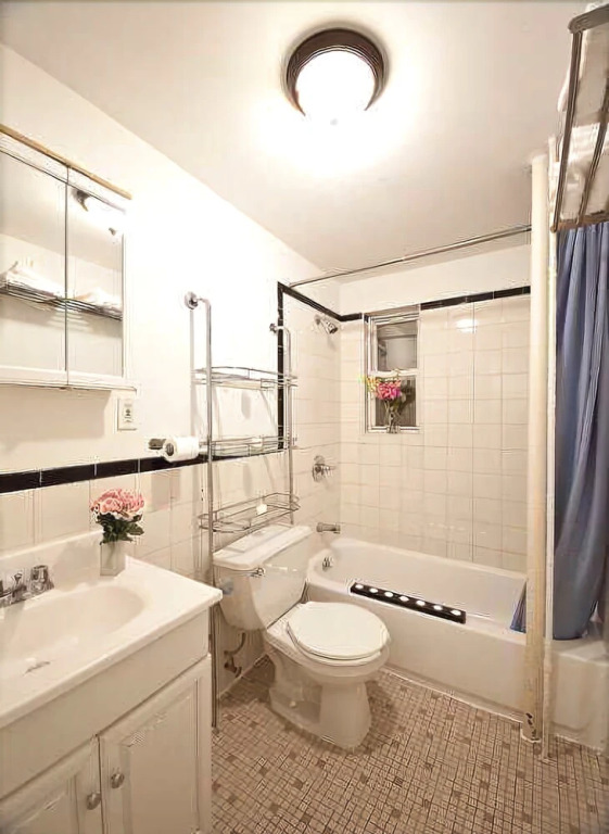 Nolita 4 Bedroom Apartment With Terrace, Sleeps 8
