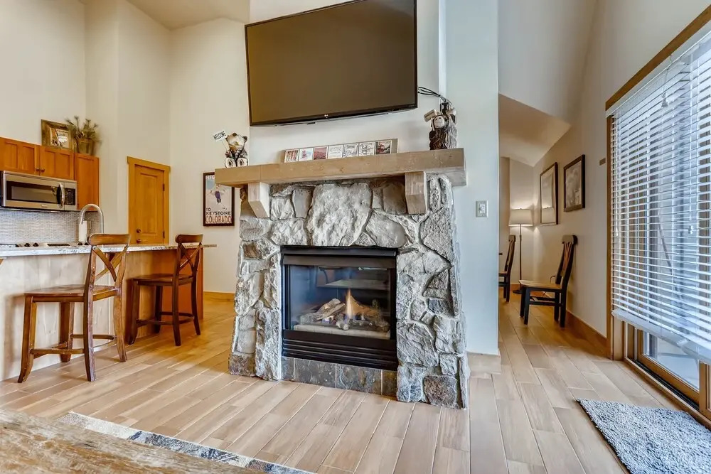 Newly Renovated, 2br Red Hawk Lodge 2301- Kids Ski Free! 2 Bedroom Townhouse by Redawning