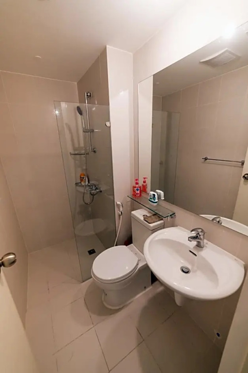 A2JSuites 1BR Azure Smart Home Suite Near Malls & Airport