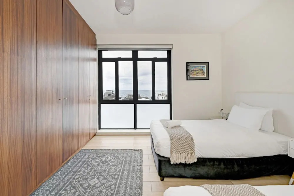 2 Bed Bantry Bay City and Sea View 100m to Beach