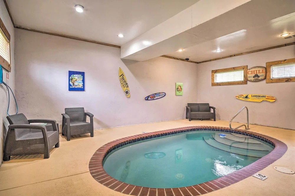 Mountain Pool Lodge Sevierville Cabin w/ Hot Tub