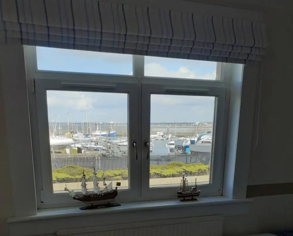 Marina View, Lovely Upper 3 Bedroom Apartment