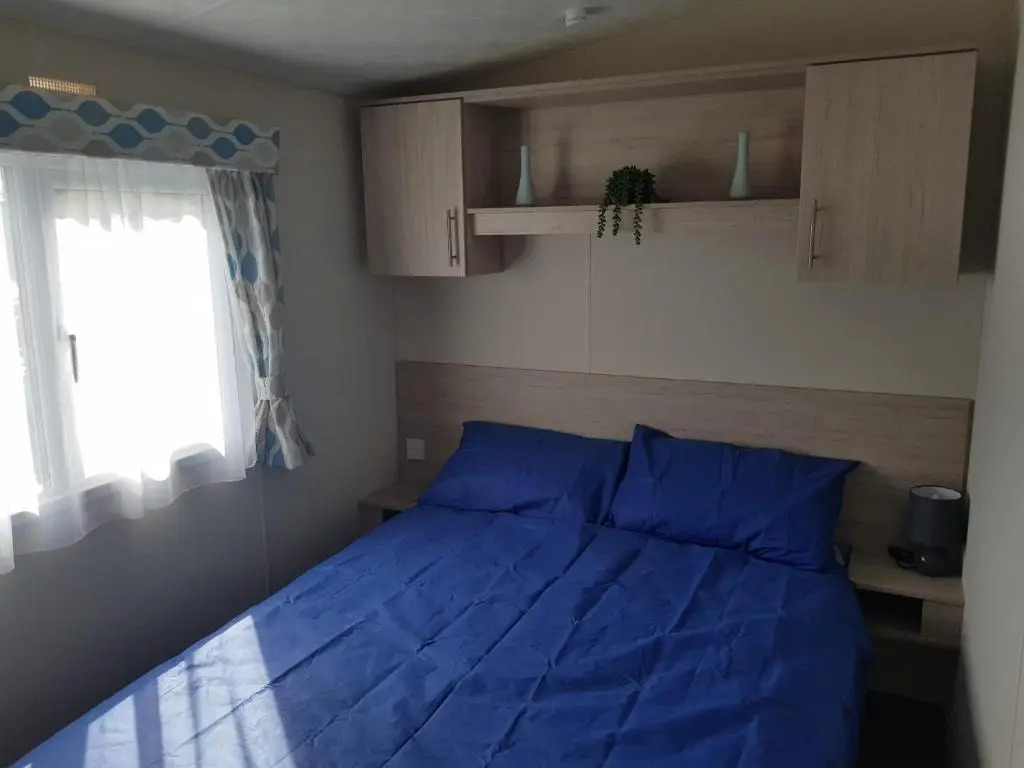 Lodge - Sleeps 8 - Parking, Wifi,