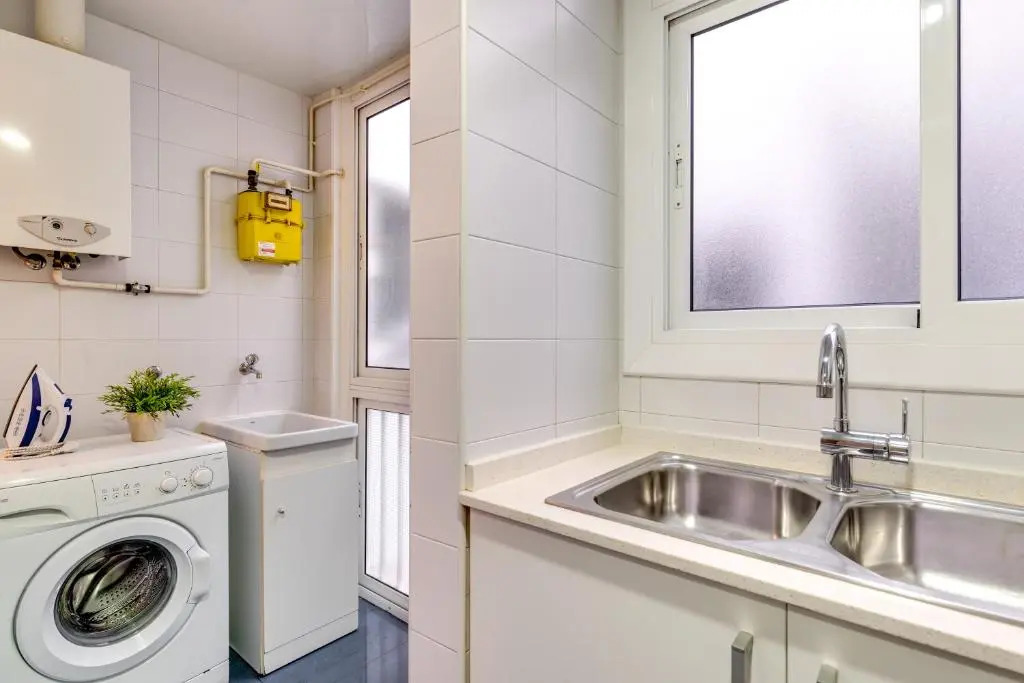 Spacious 4 Bedroom Apartment Fira BCN & Camp Nou