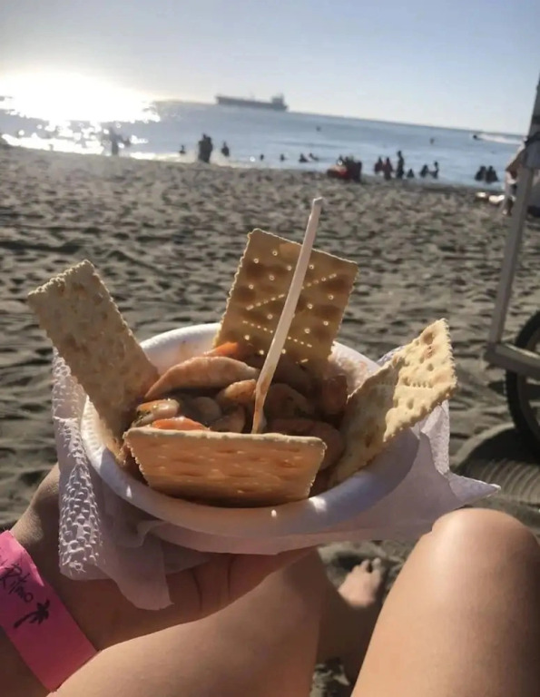 Cozy Apartment Near the Beach, Pool Access, Hot Water
