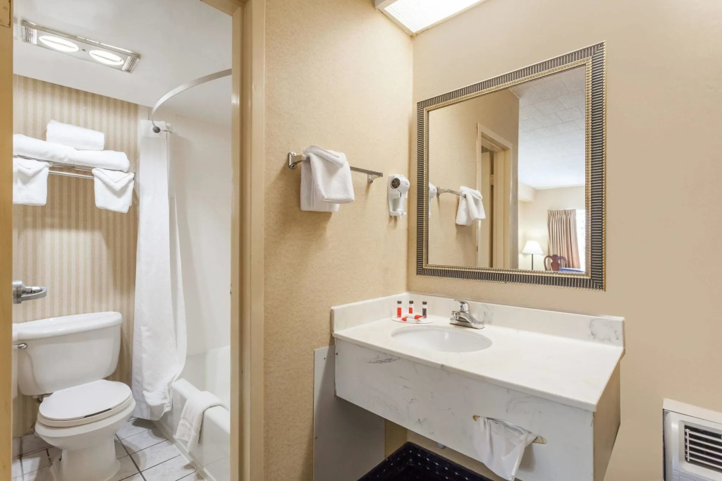 Howard Johnson by Wyndham College Park