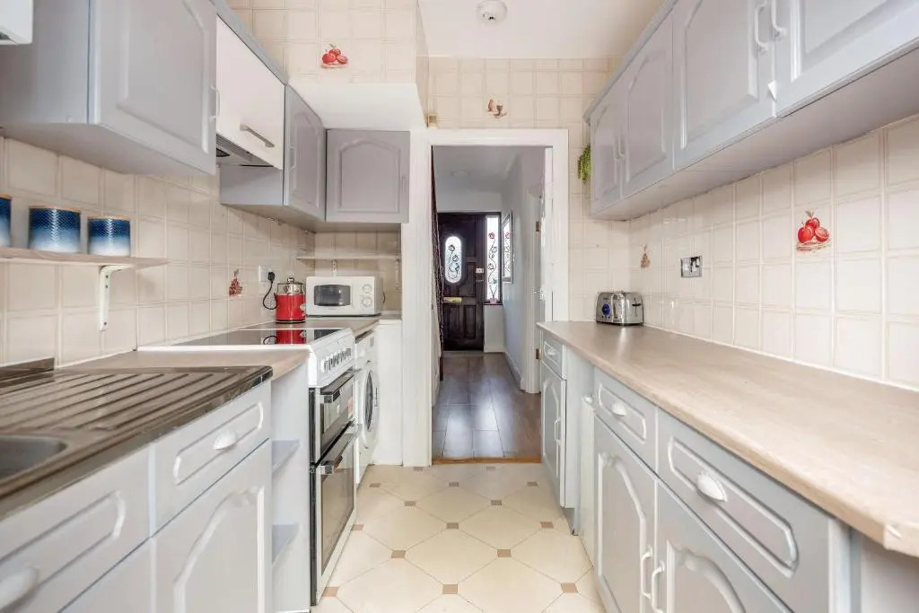 Lovely 4-bedroom House Near Romford Station