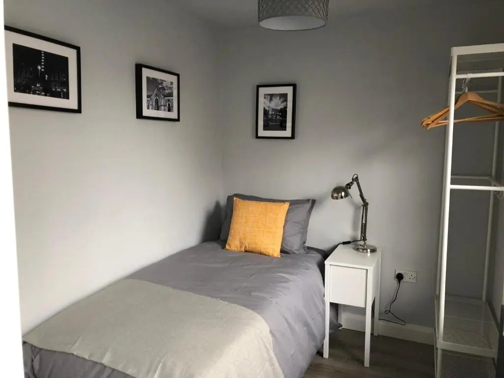 City Centre Townhouse-3 Bedrooms & Parking - Excellent Location