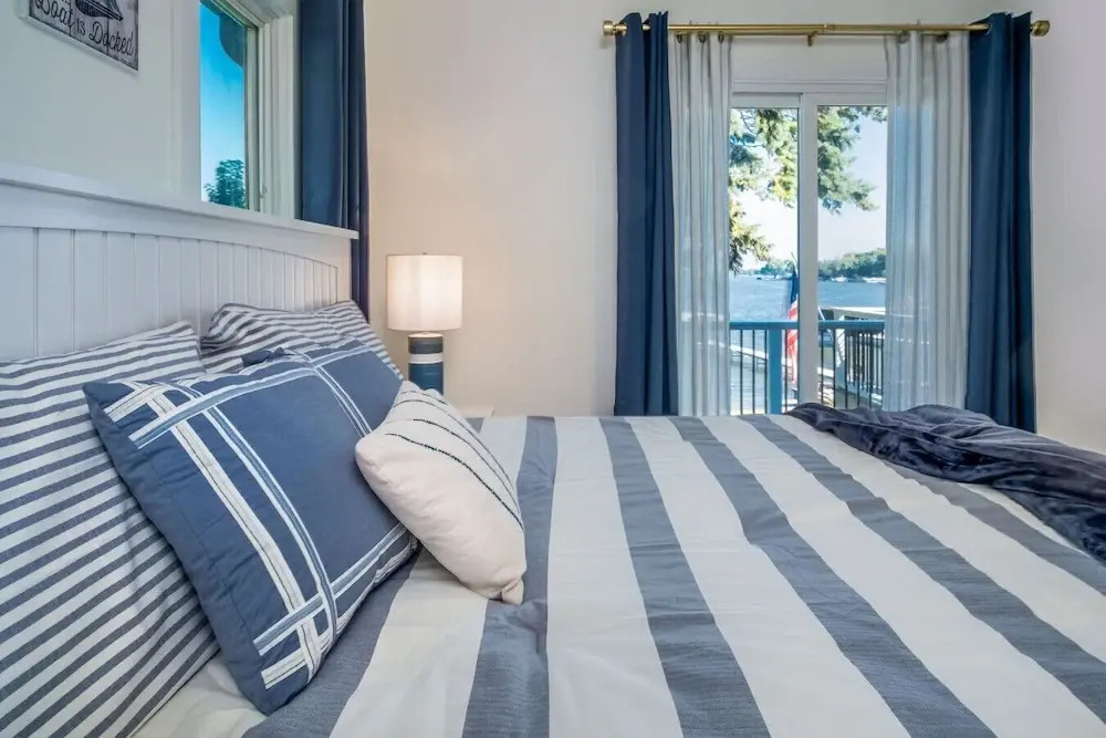 The Blue Sapphire on Mineola Bay - 3br/3ba Luxury Lakefront Home on Mineola Bay Stunning Views on Chain O Lakes