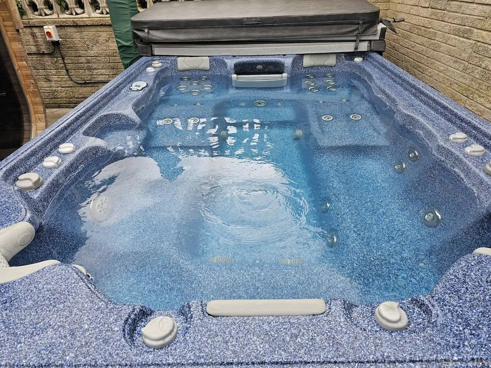 Spa Home With Swimming Pool, Hottub, and Sauna