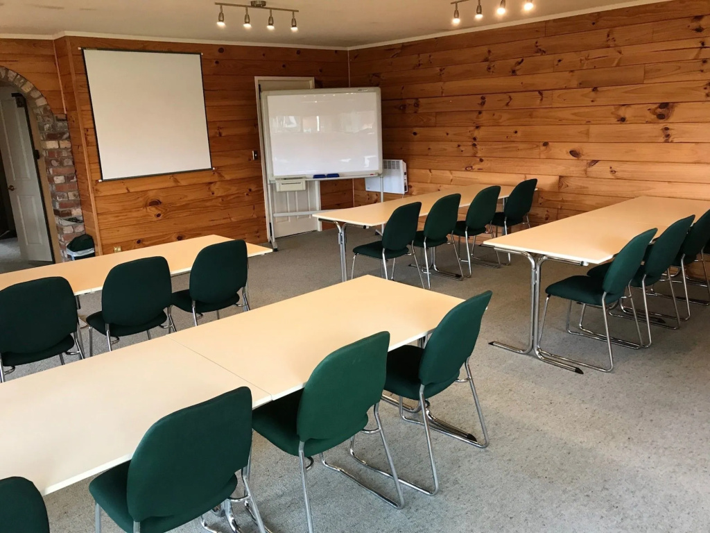 Cedarwood Lakeside Motel & Conference Venue