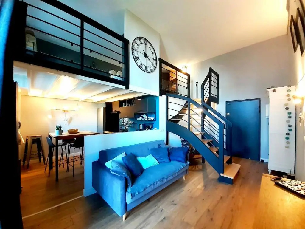 Charmant Studio en duplex esprit loft avec balcon vue mer, et piscine extérieure