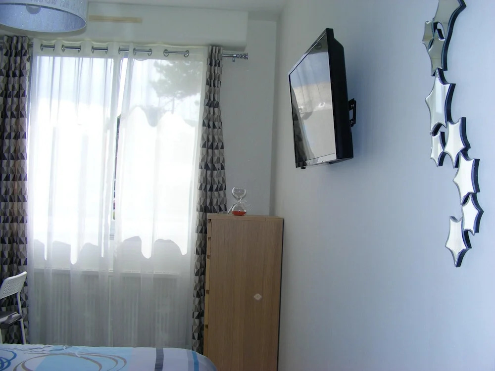 Apartment With one Bedroom in Grandcamp-maisy, With Furnished Garden and Wifi