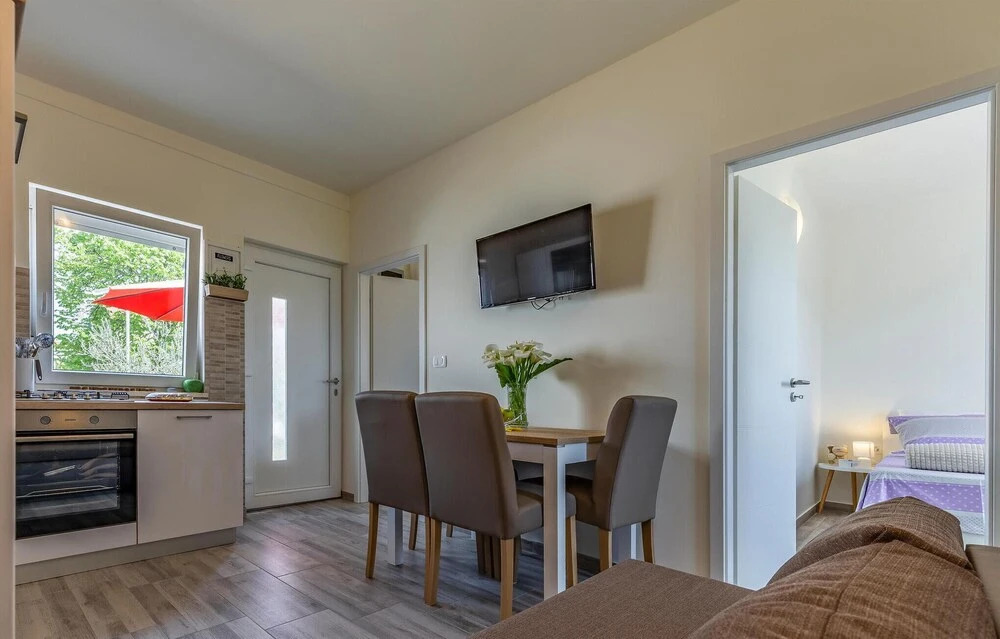 Awesome Apartment in Valbandon With Wifi and 2 Bedrooms