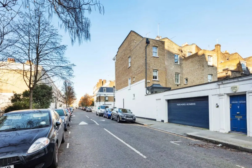 The Heart of Chelsea - Modern & Bright 3BDR Home with Gym, Parking & Patio