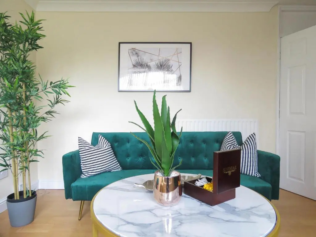 Tudors eSuites 3 Bedroom Apartment 6 Beds & Parking
