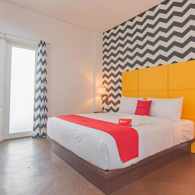 RedDoorz Premium @ Hotel Hebat