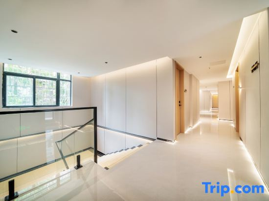 Yulin Business Hotel (Zhongjian Xingguangcheng Hubei Maternity and Child Health Care Hospital Shop)