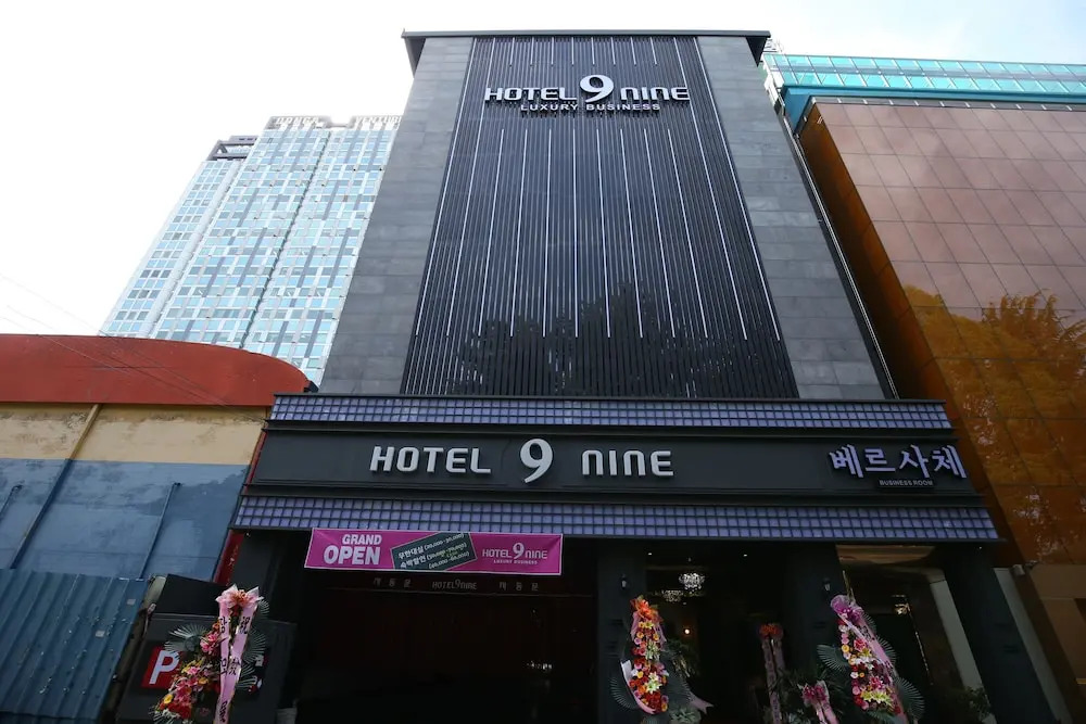 Hotel Nine