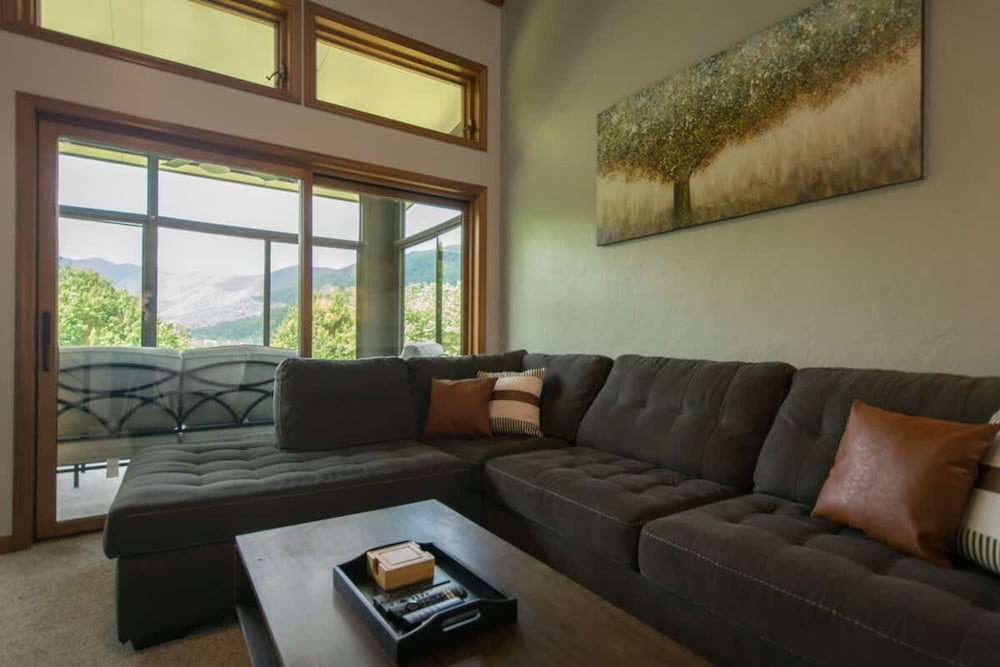 Mountain View 3BR w Sunroom Close to Ski Trails