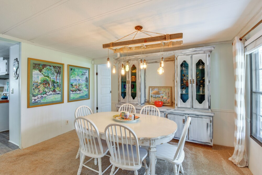 Private Beach & Dock: Lake Hartwell Family Getaway