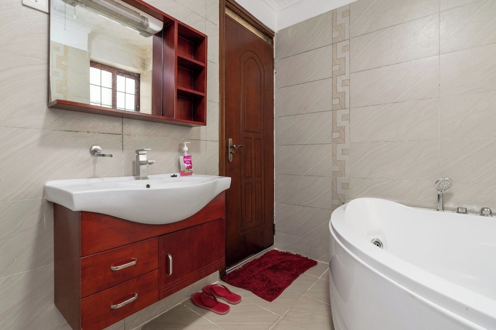Luxury 4BR Kilimani - Rooftop Pool & Gym