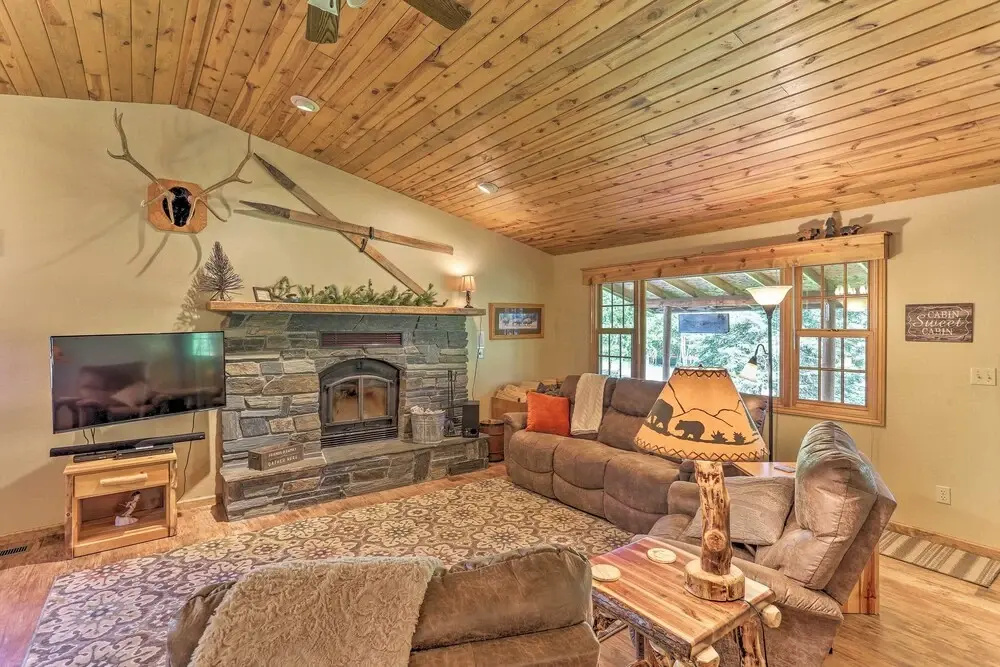 Lead Cabin ~ 9 Mi to Deadwood: Hot Tub + Patio!