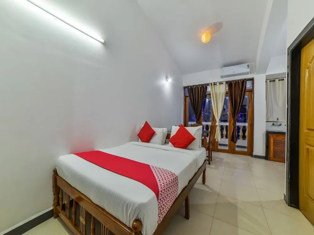 OYO 28305 Sunset Holiday Homes