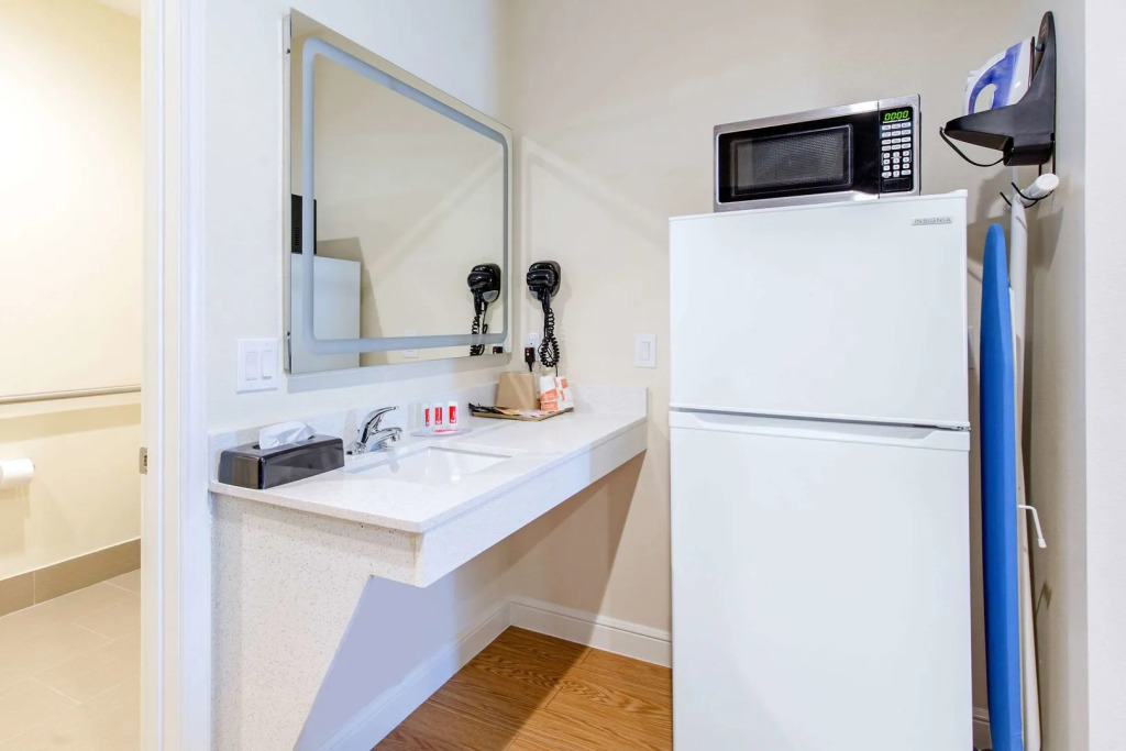 Econo Lodge Inn & Suites Houston Willowbrook