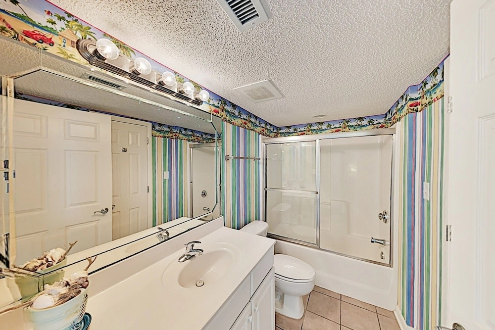 Stylish Beachfront Getaway W/ 2 Pools & Lazy River 3 Bedroom Condo