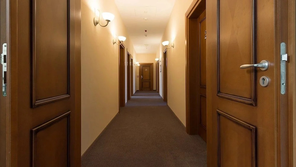 Hotel Maroon