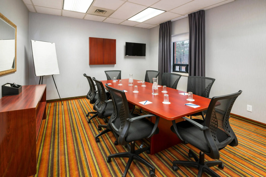 Comfort Hotel & Suites