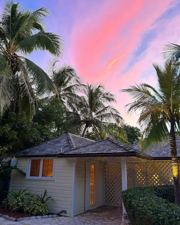 Villa Oasis: Newly Remodeled Luxury Villa With Pool & Private Garden