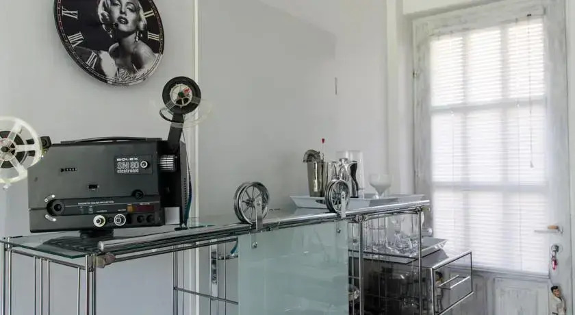 Hollywood Studio Apartments