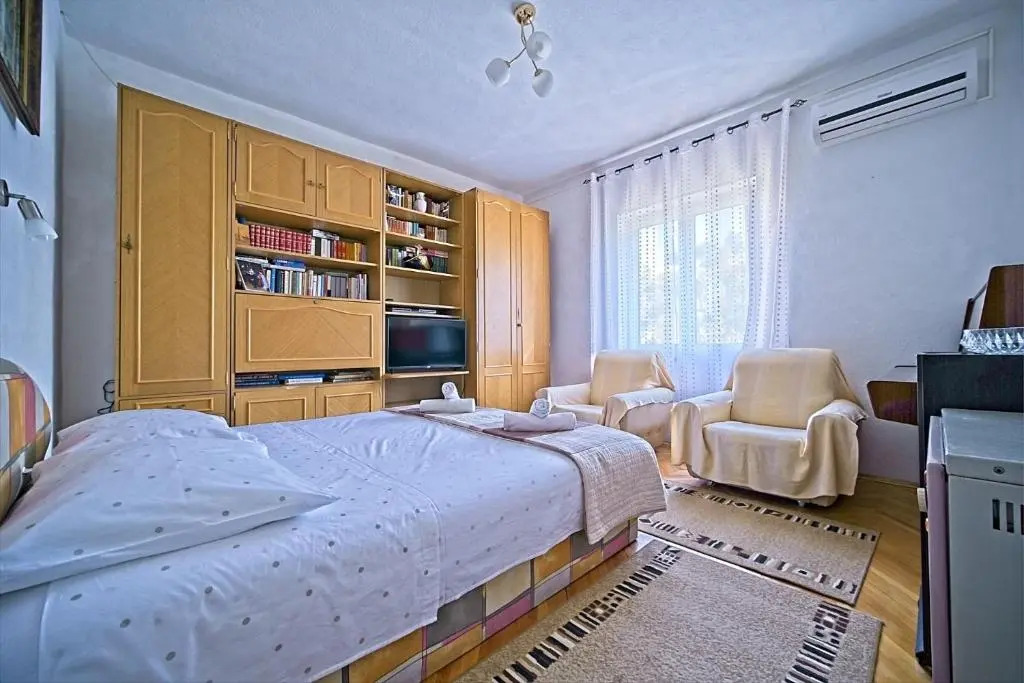 Apartment Pavo-80m from beach