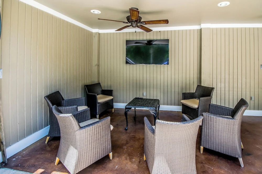 Large Private Pool & Short Walk to Beach! Outdoor Tv!!