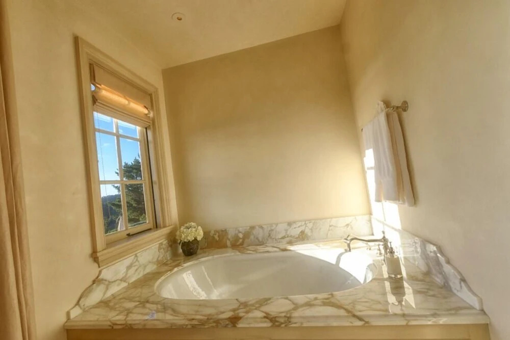 Chateau D' Renaitre - Carmel-By-The-Sea