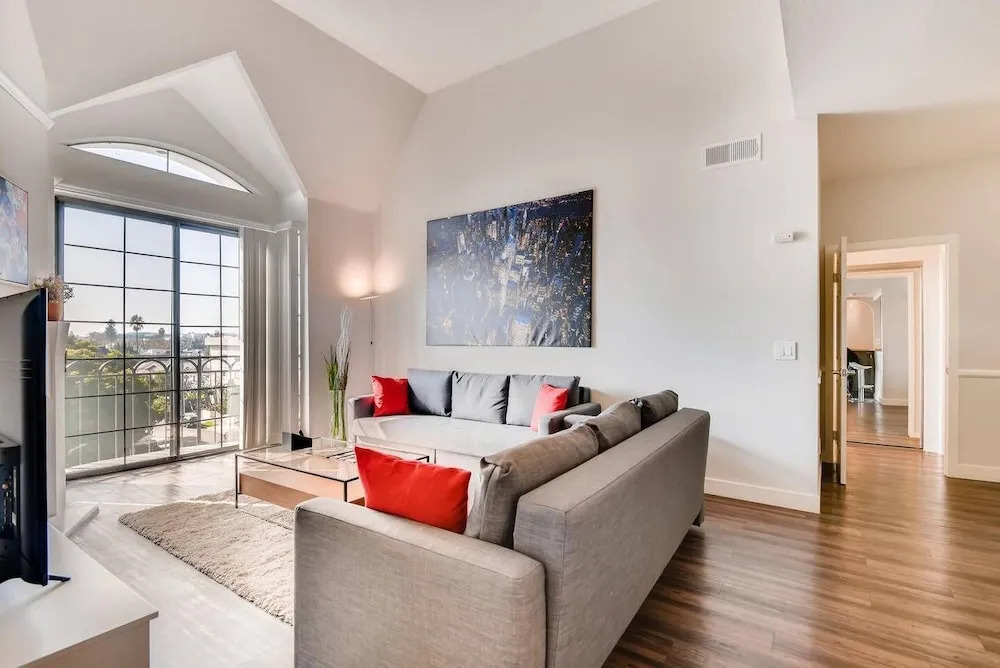 Beverly Hills/Weho Amazing Penthouse 2BR Across From Cedars Sinai (BW-4)