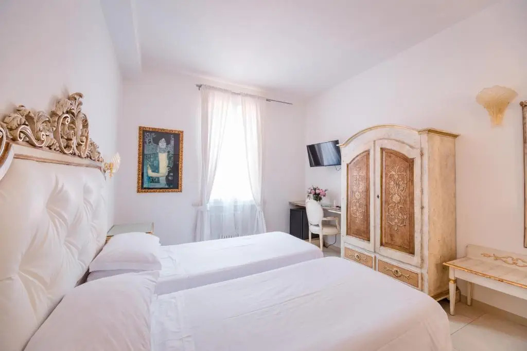 Residenza Due Torri check in presso HOTEL CENTRALE Vicolo Cattani 7